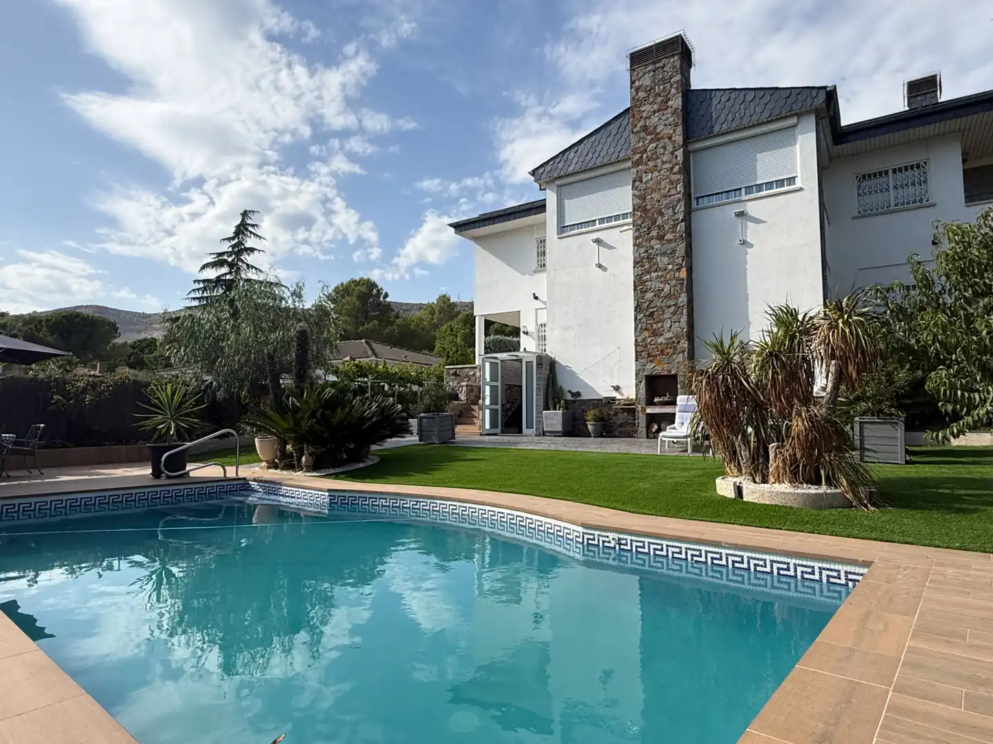 Schwimmbecken von Haus zum Verkauf in Begues mit Heizung, Privatgarten und Terrasse