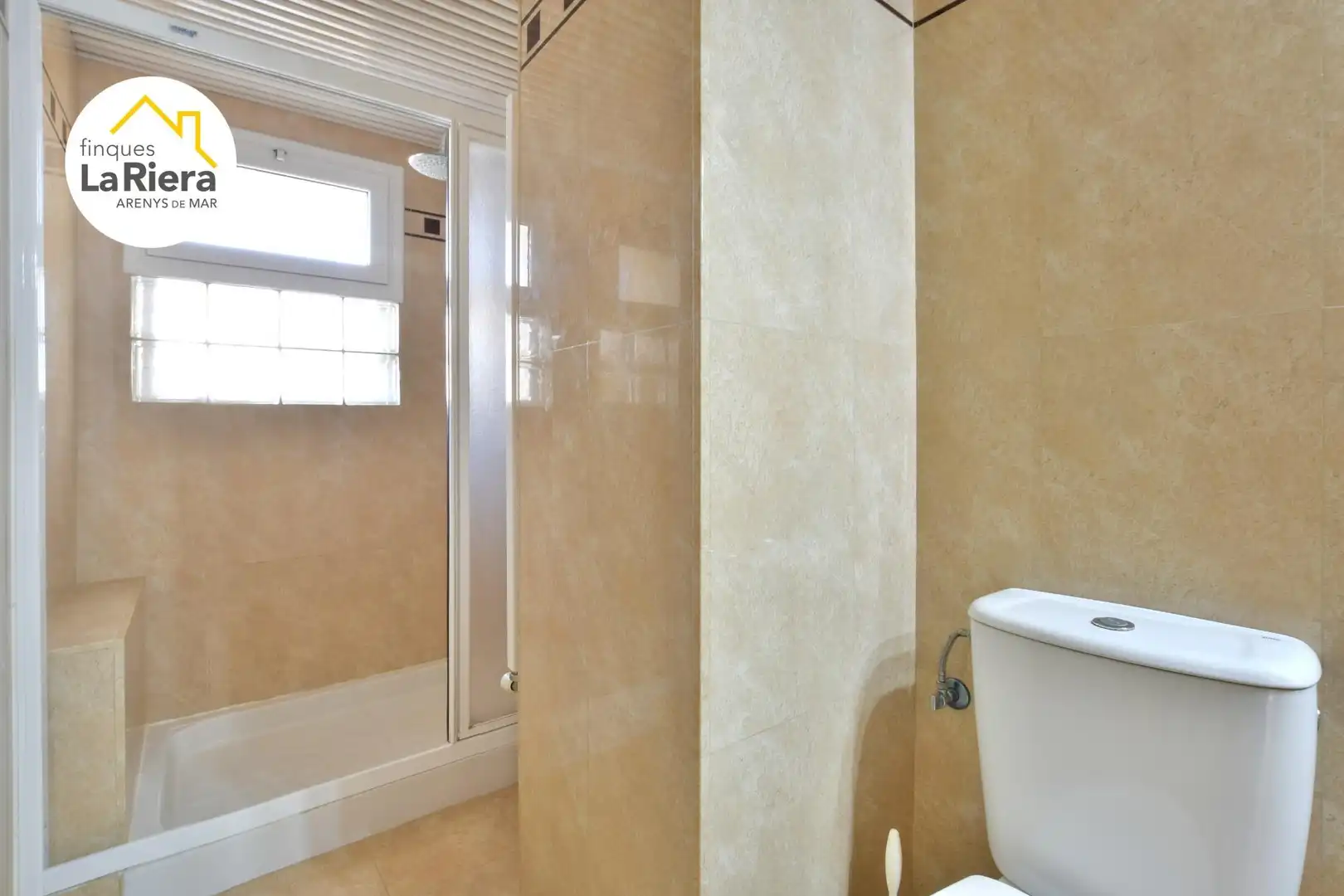 Badezimmer von Wohnung zum Verkauf in Arenys de Mar mit Klimaanlage, Heizung und Terrasse