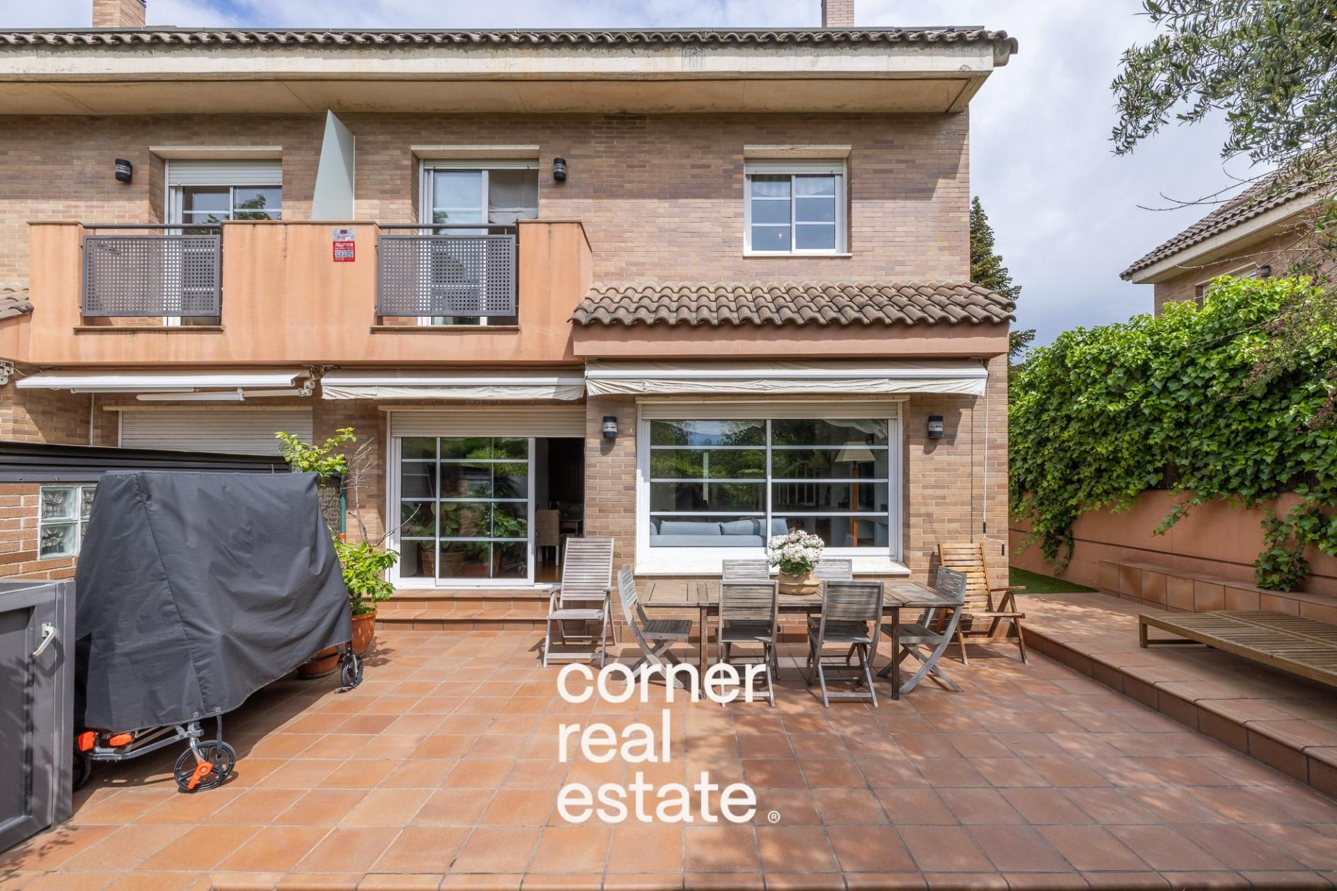 Exterior view of Single-family semi-detached for sale in Sant Cugat del Vallès  with Heating, Private garden and Parquet flooring