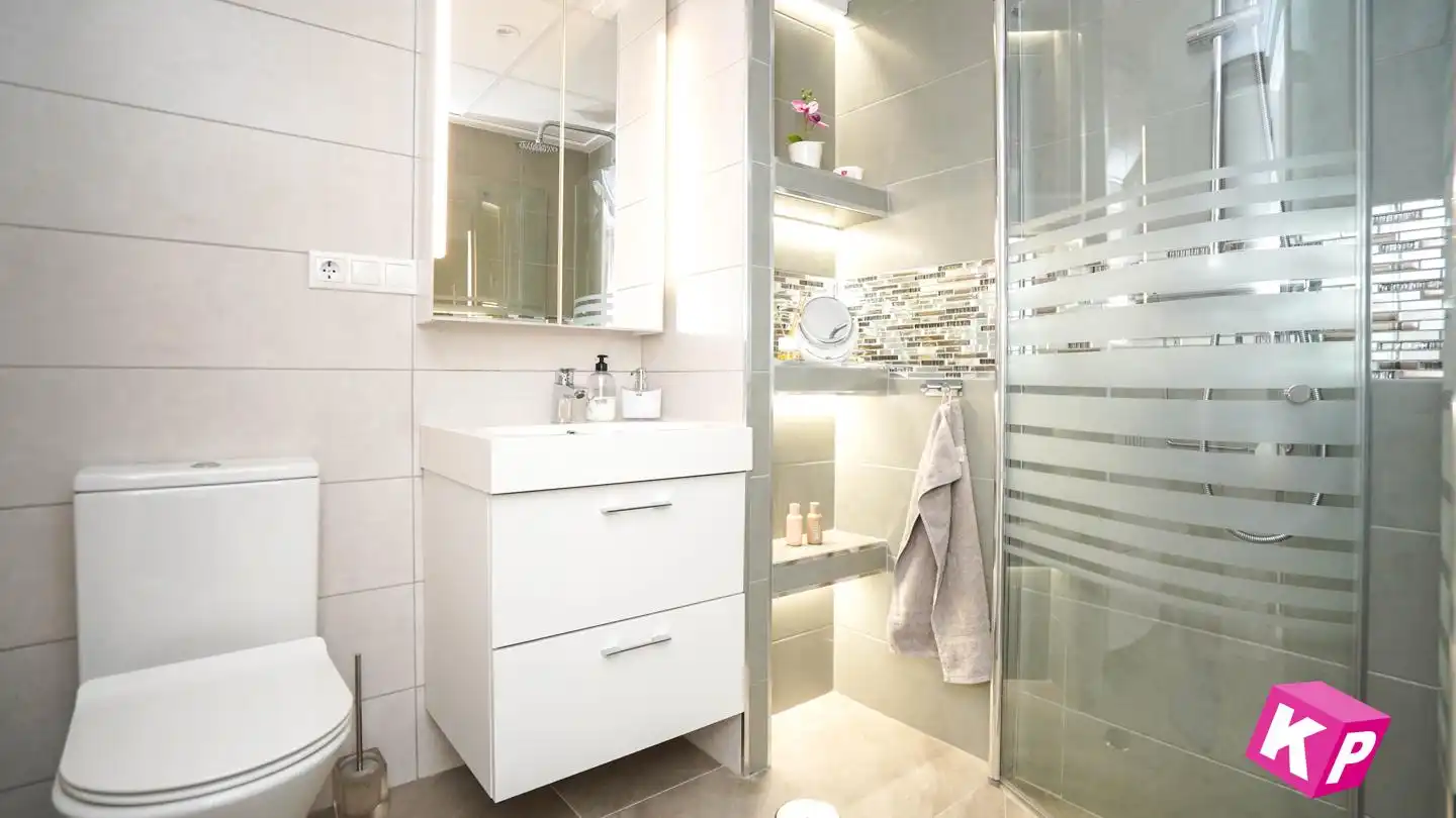 Badezimmer von Wohnung zum Verkauf in Santa Pola mit Klimaanlage, Heizung und Terrasse