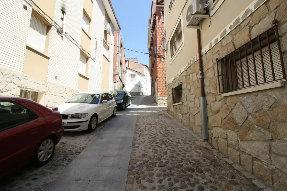 Vista exterior de Piso en venta en Arenas de San Pedro con Calefacción, Terraza y Amueblado