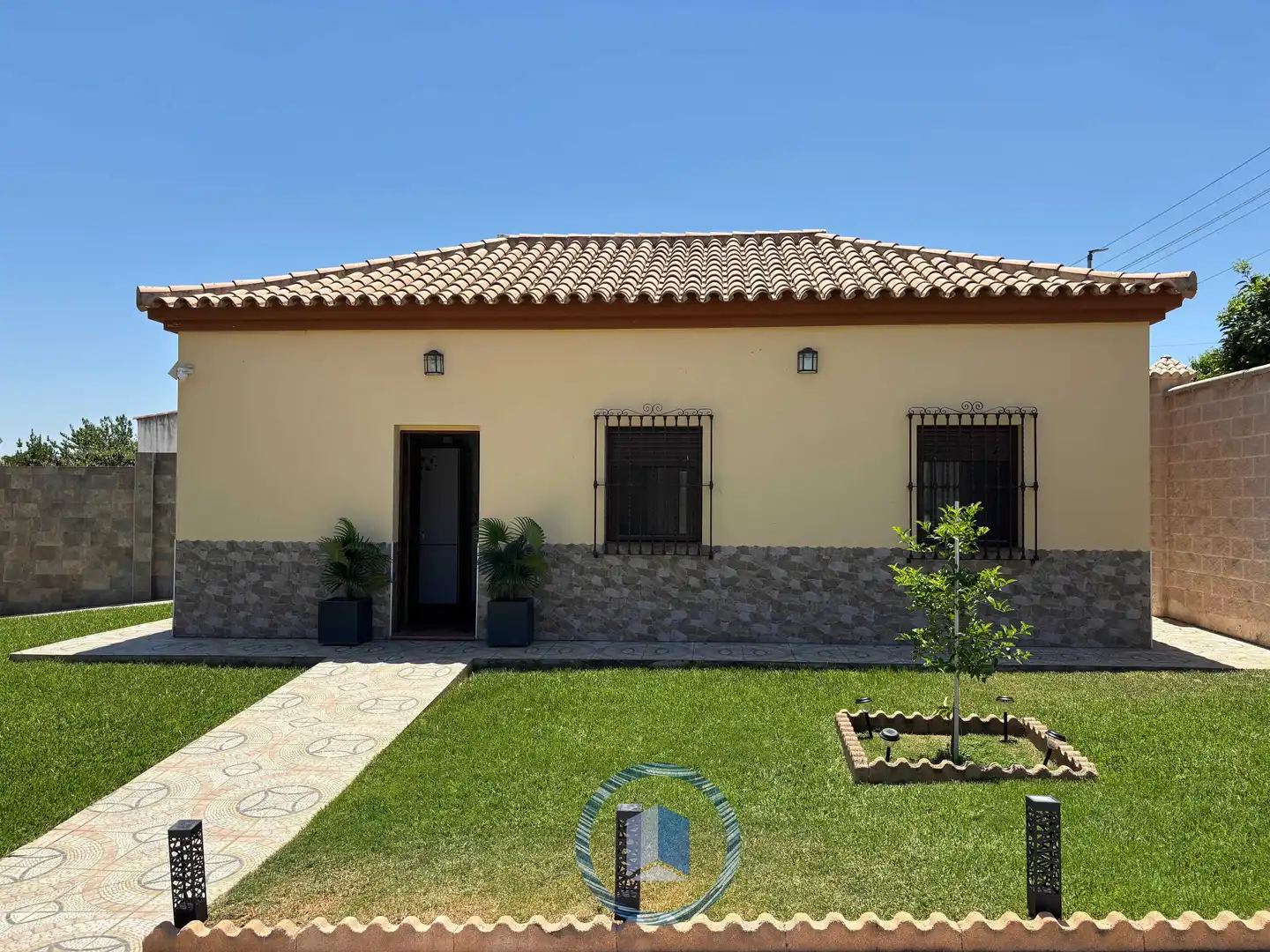Vista exterior de Casa o xalet en venda en Alcalá de Guadaira amb Piscina