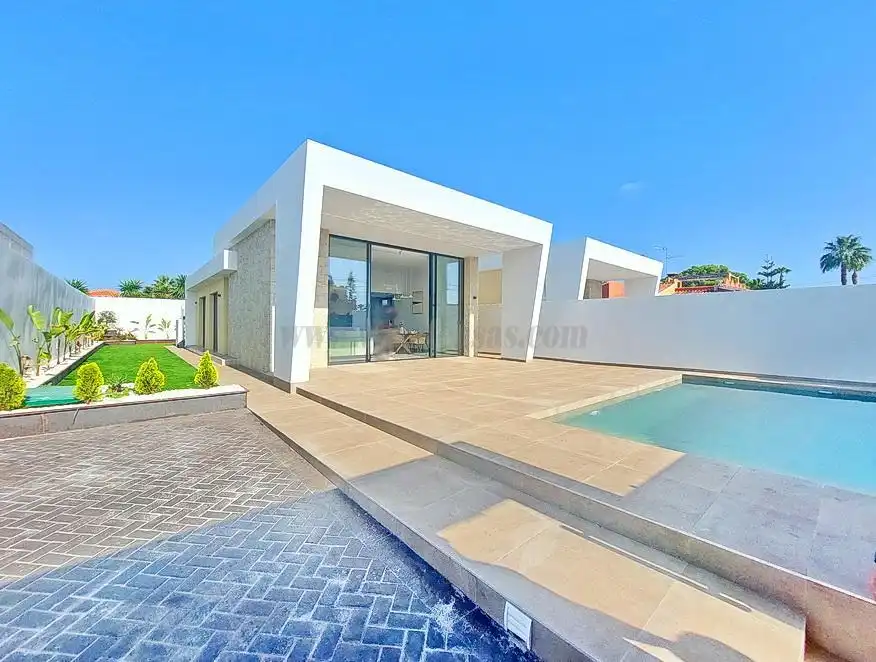 Houses for sale in Zona Carrefour - Urbanizaciones