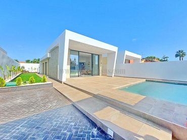 Chalet con piscina en venta en Zona Carrefour - Urbanizaciones