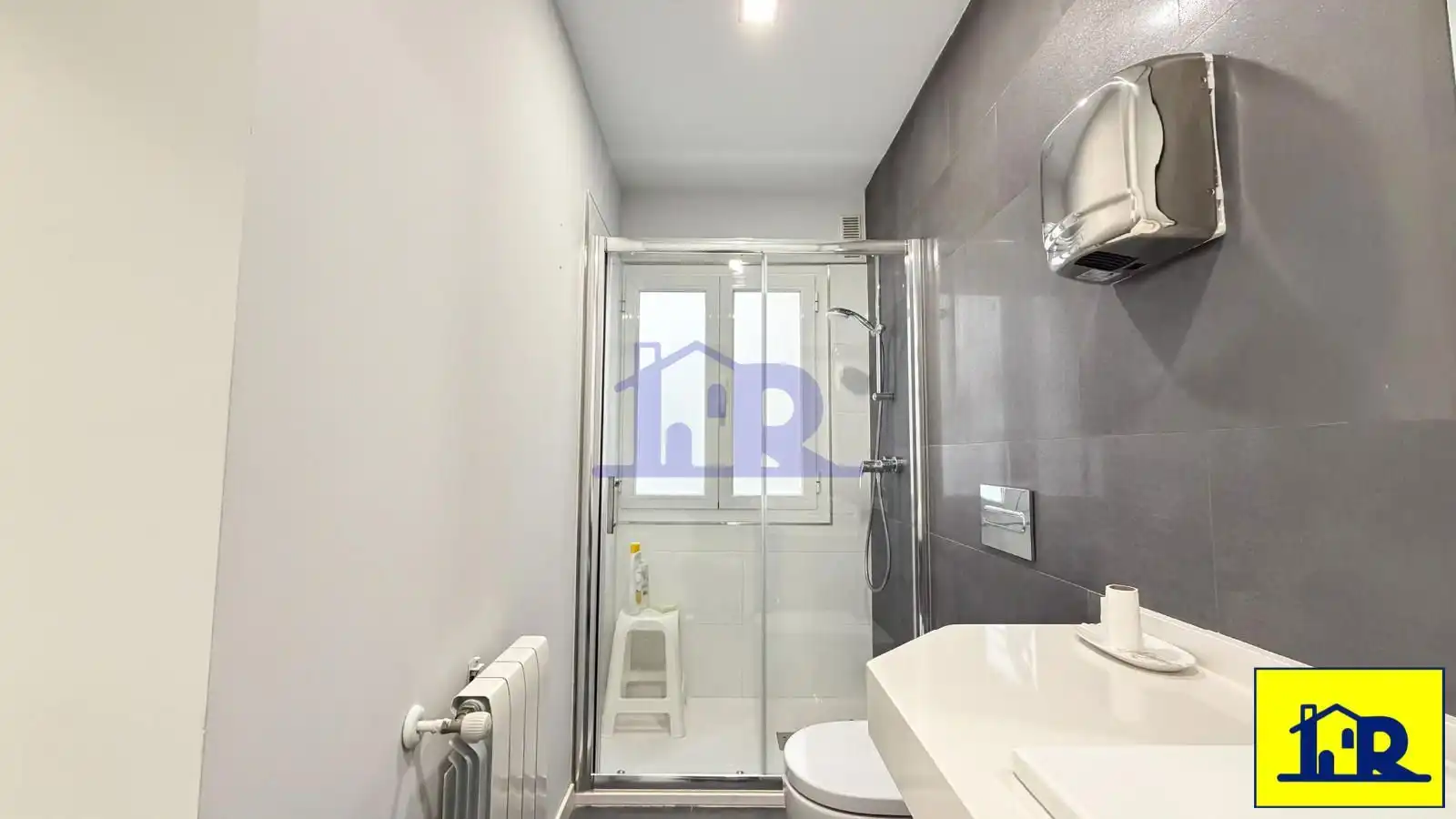 Bathroom of Flat for sale in Cuenca  with Air Conditioner, Heating and Terrace