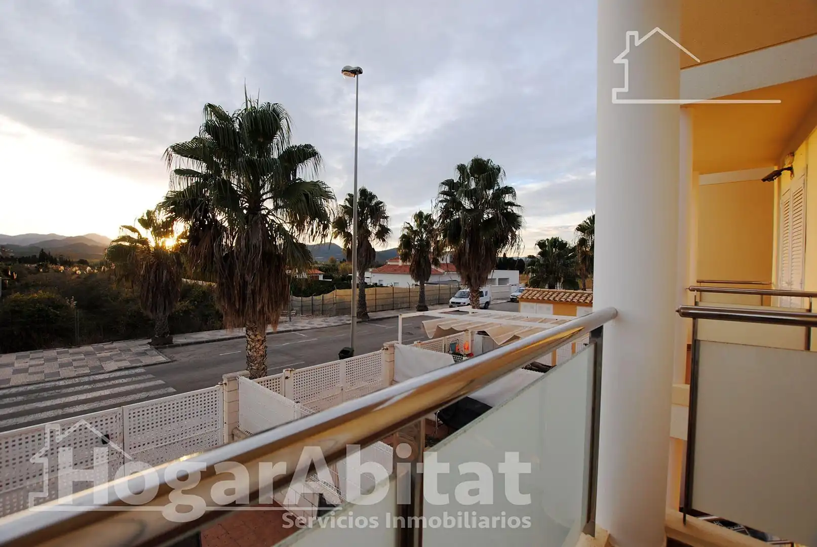 Außenansicht von Einfamilien-Reihenhaus zum Verkauf in Oliva mit Terrasse, Möbliert und Balkon