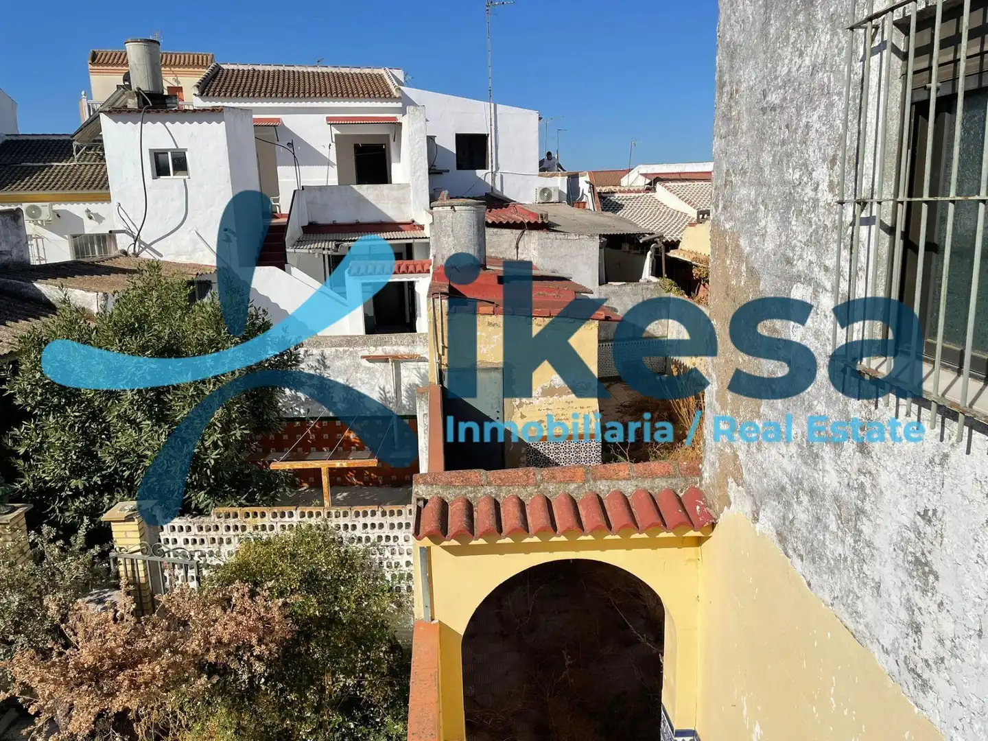 Vista exterior de Casa adosada en venda en Villamanrique de la Condesa amb Jardí privat i Terrassa