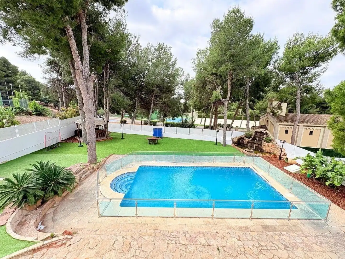 Piscina de Casa o chalet en venta en Alfinach - Los Monasterios