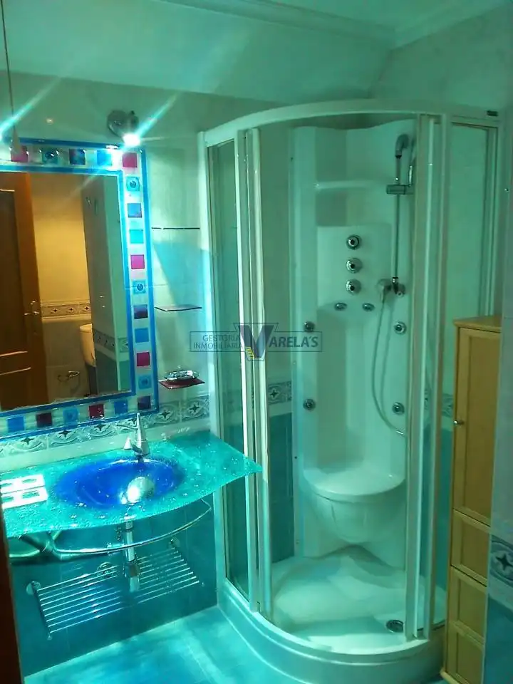 Badezimmer von Wohnungen zur Miete in Ourense Capital  mit Klimaanlage, Heizung und Parkett