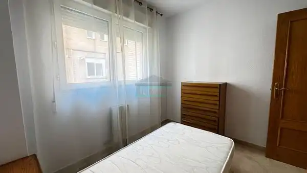 Schlafzimmer von Wohnung zur Miete in Granada mit Klimaanlage, Heizung und Waschmaschine