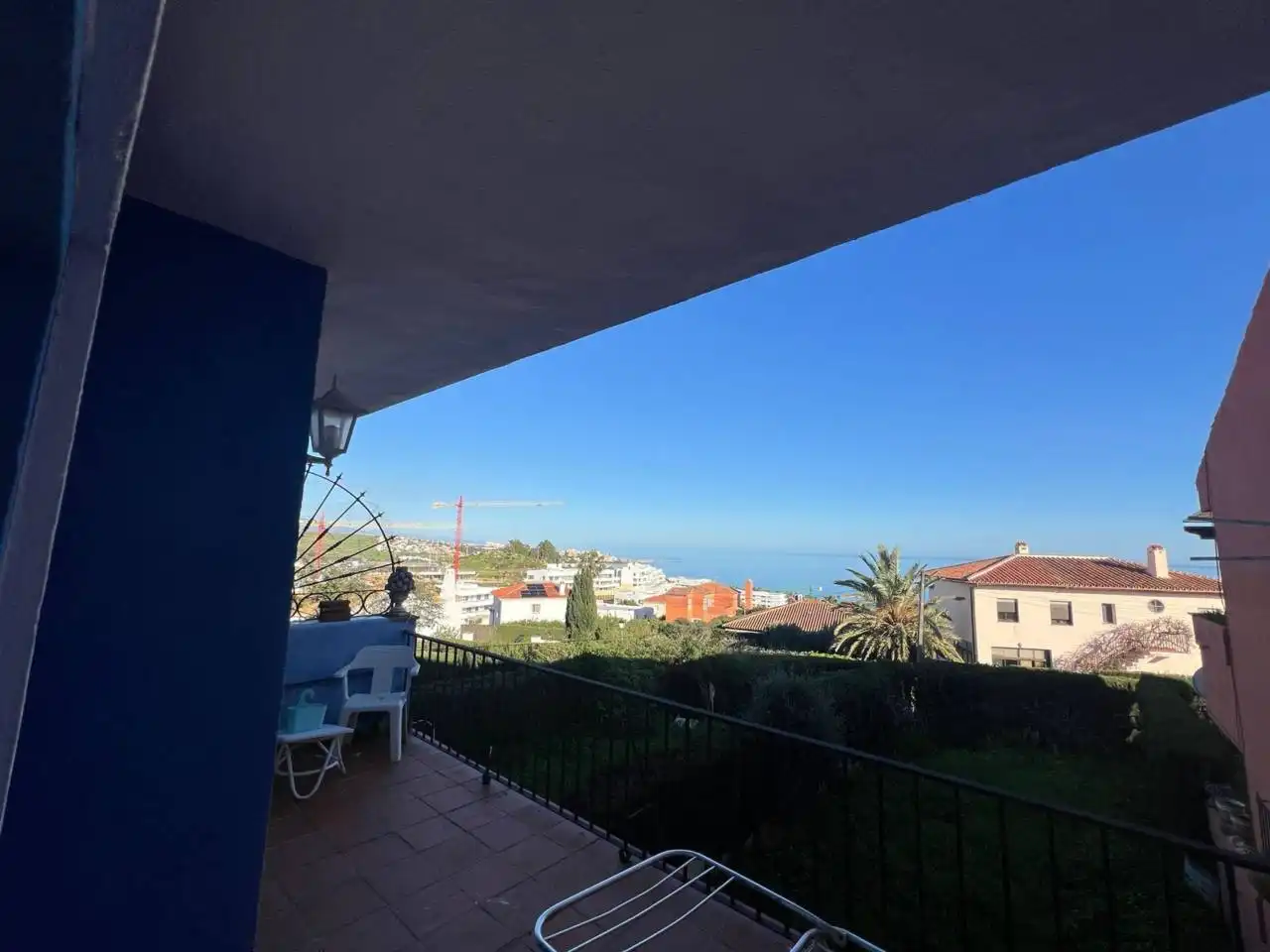 Vista exterior de Casa adosada en venda en Estepona amb Jardí privat, Terrassa i Moblat