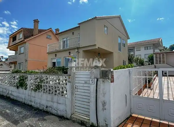 Vista exterior de Casa o xalet en venda en Nigrán amb Calefacció, Jardí privat i Parquet