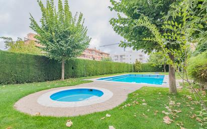 Piscina de Pis en venda en  Granada Capital amb Calefacció, Jardí privat i Terrassa