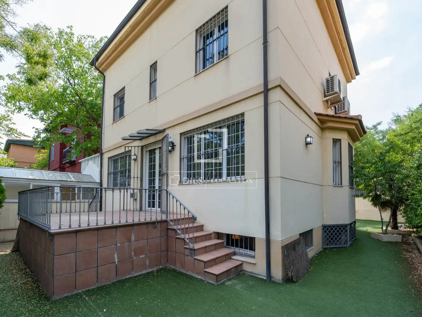 Vista exterior de Casa o xalet en venda en Madrid amb Aire condicionat, Calefacció i Jardí privat