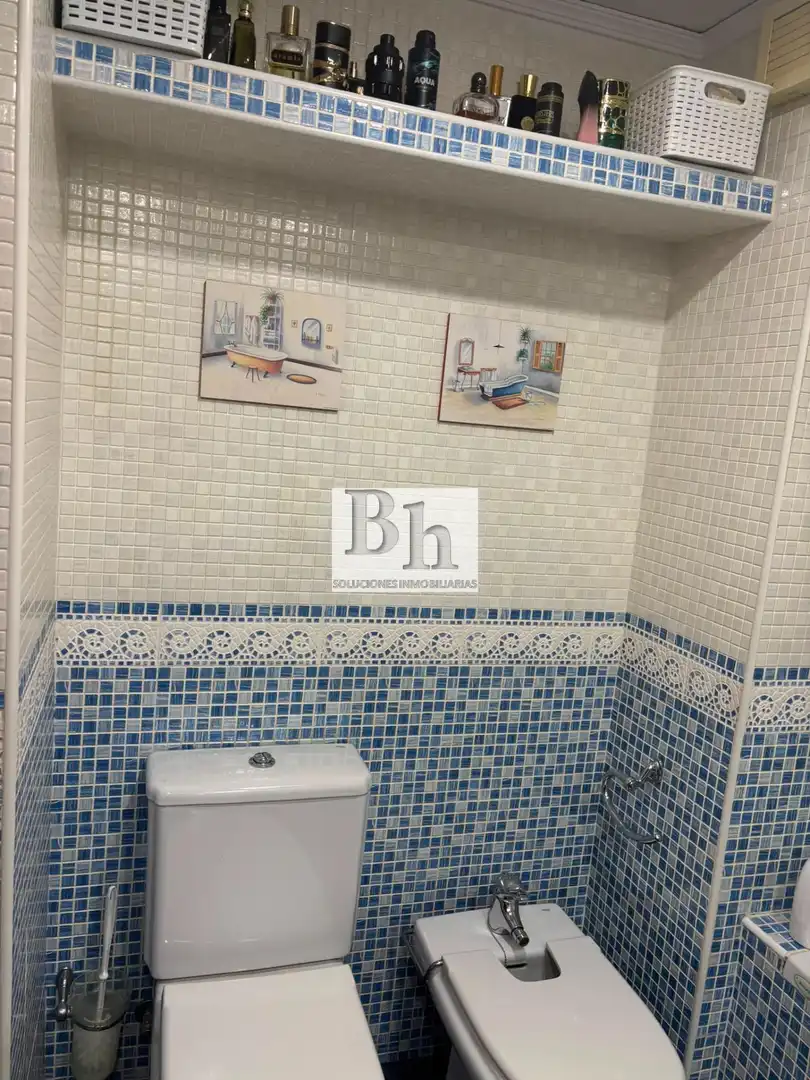 Badezimmer von Wohnung zum Verkauf in Málaga mit Klimaanlage, Privatgarten und Parkett