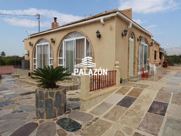 Xalet amb piscina en venda a Crevillent