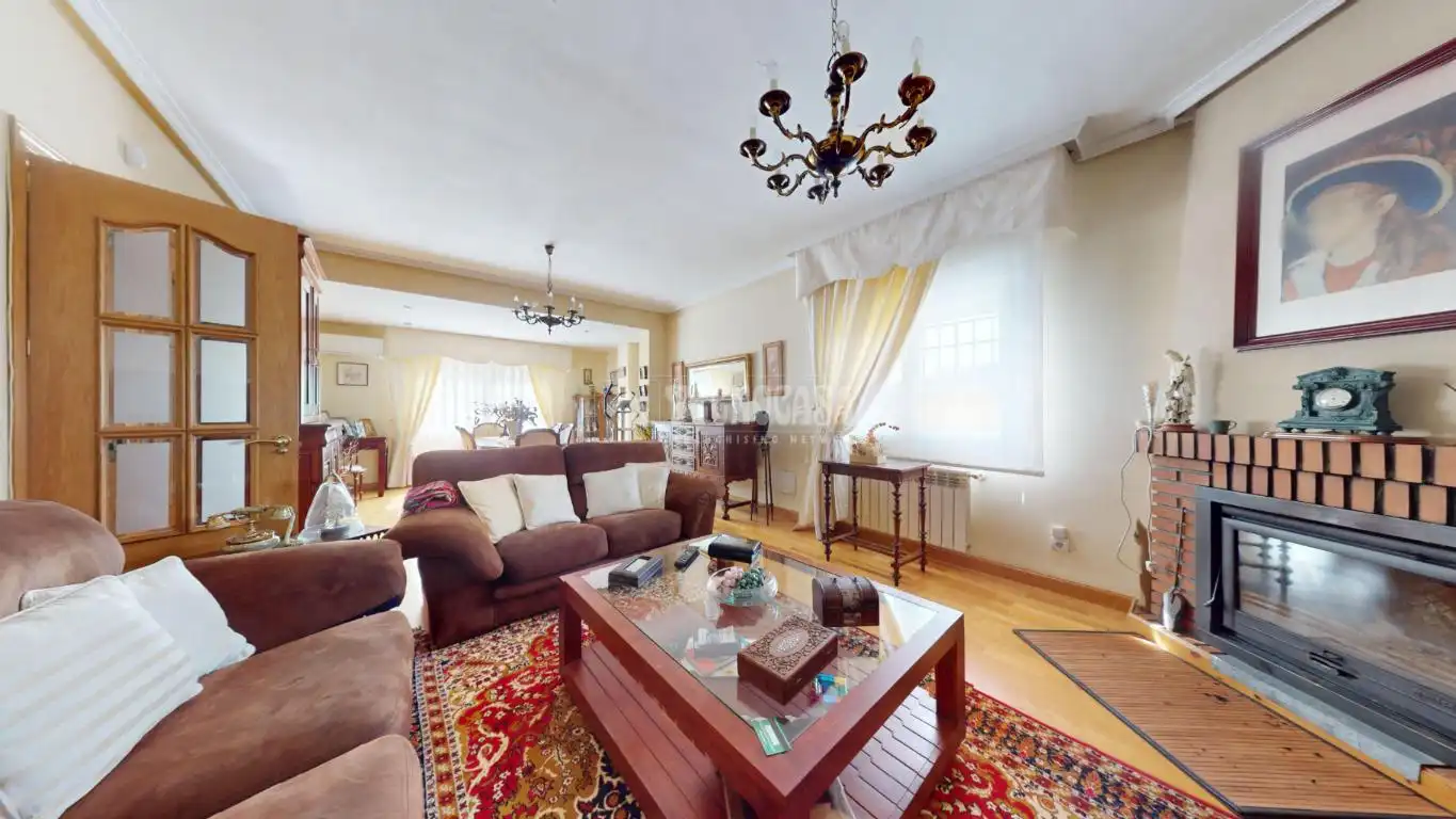 Sala d'estar de Casa o xalet en venda en El Casar amb Piscina
