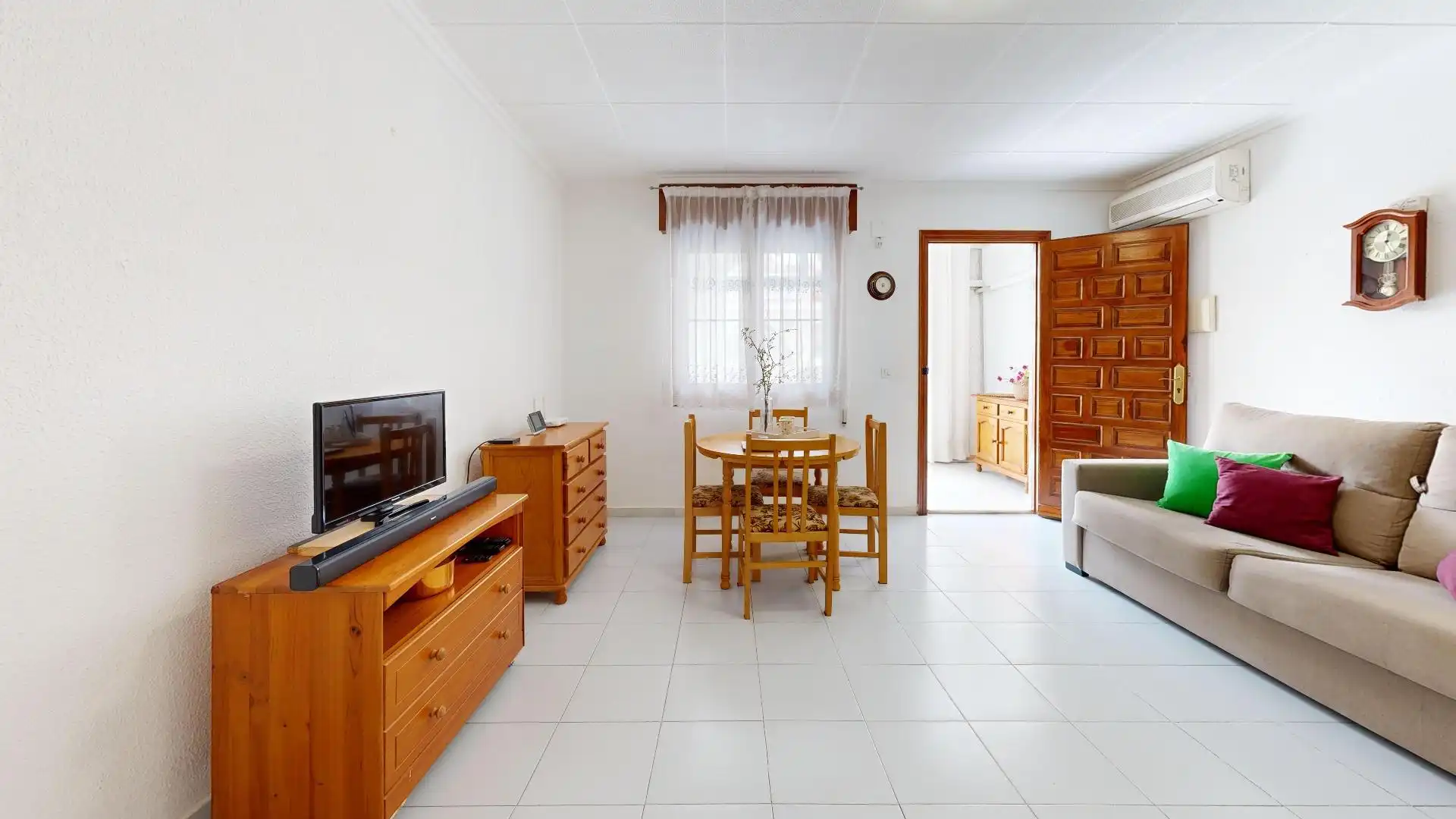 Sala d'estar de Casa adosada en venda en Torrevieja amb Aire condicionat i Terrassa