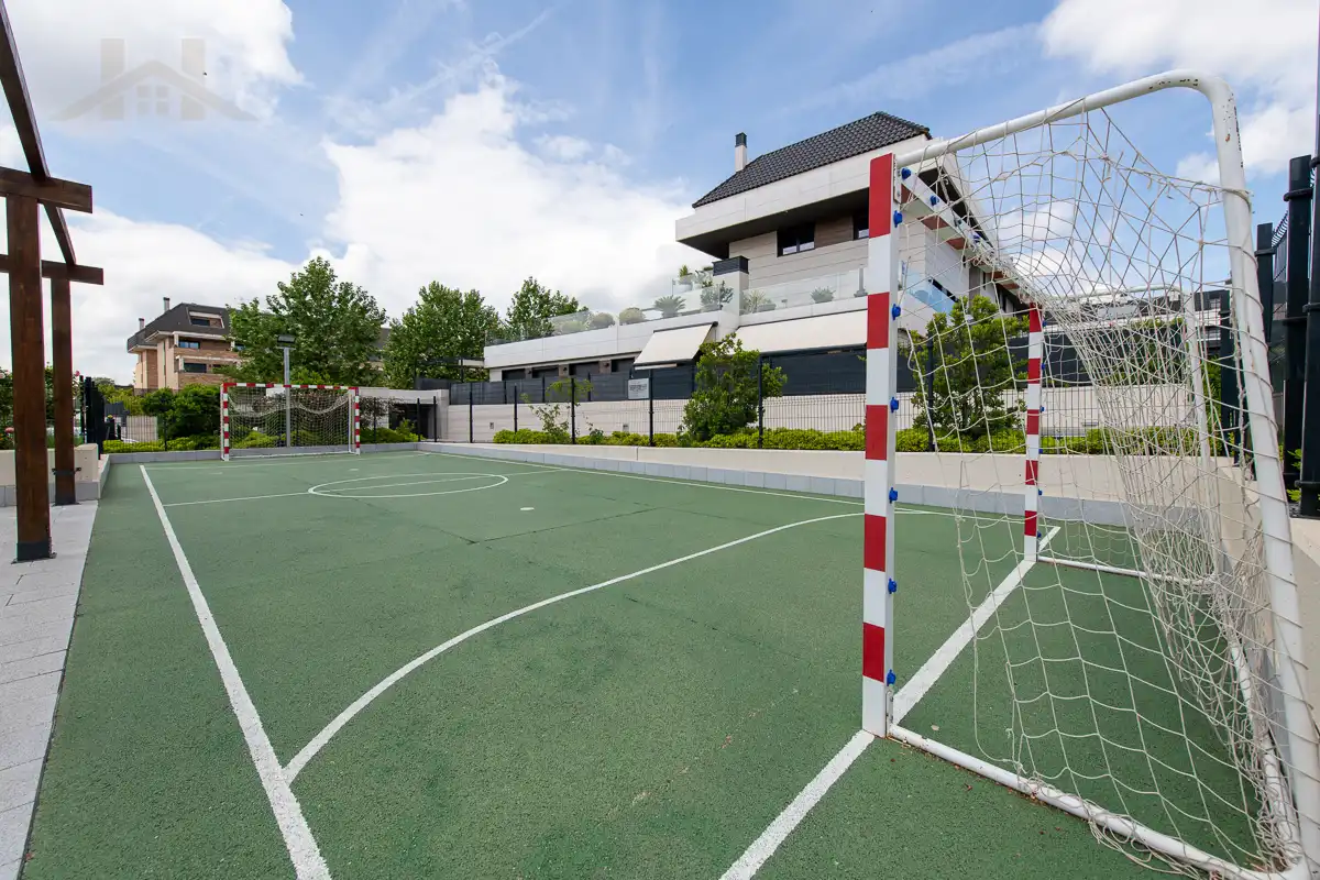 Terrassa de Dúplex en venda en Boadilla del Monte amb Aire condicionat, Jardí privat i Traster