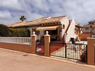 Casa pareada con balcón en venta en Orihuela Costa
