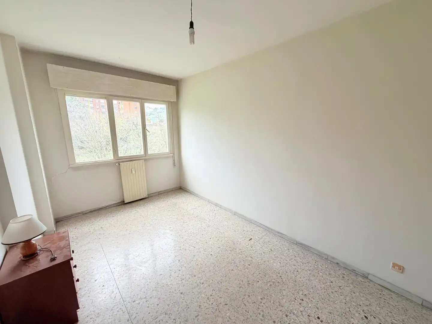Dormitori de Pis en venda en Oviedo  amb Jardí privat, Terrassa i Balcó