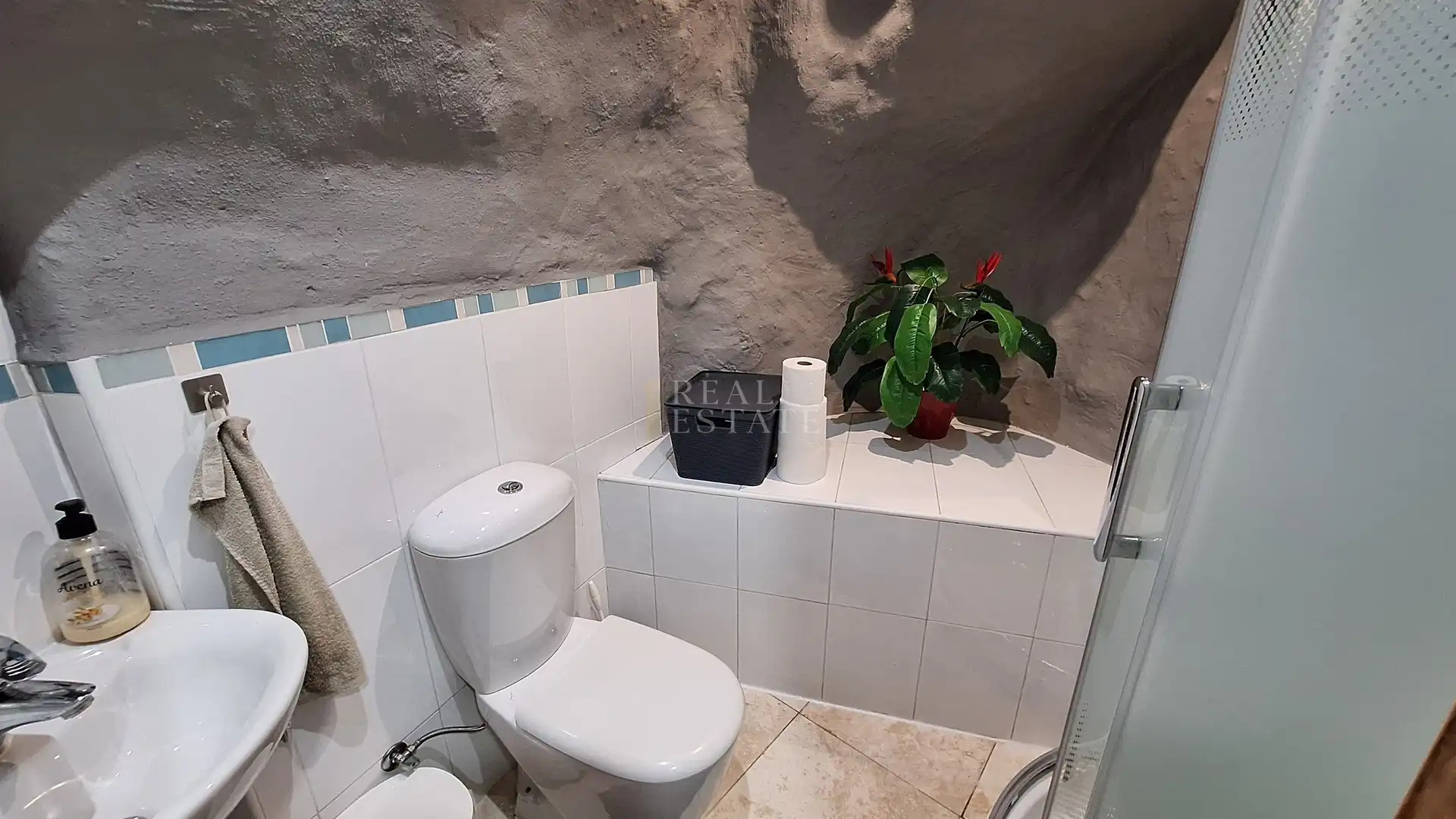 Bathroom of Detached homes for sale in Oliva  with Air Conditioner, Storage room and Jacuzzi