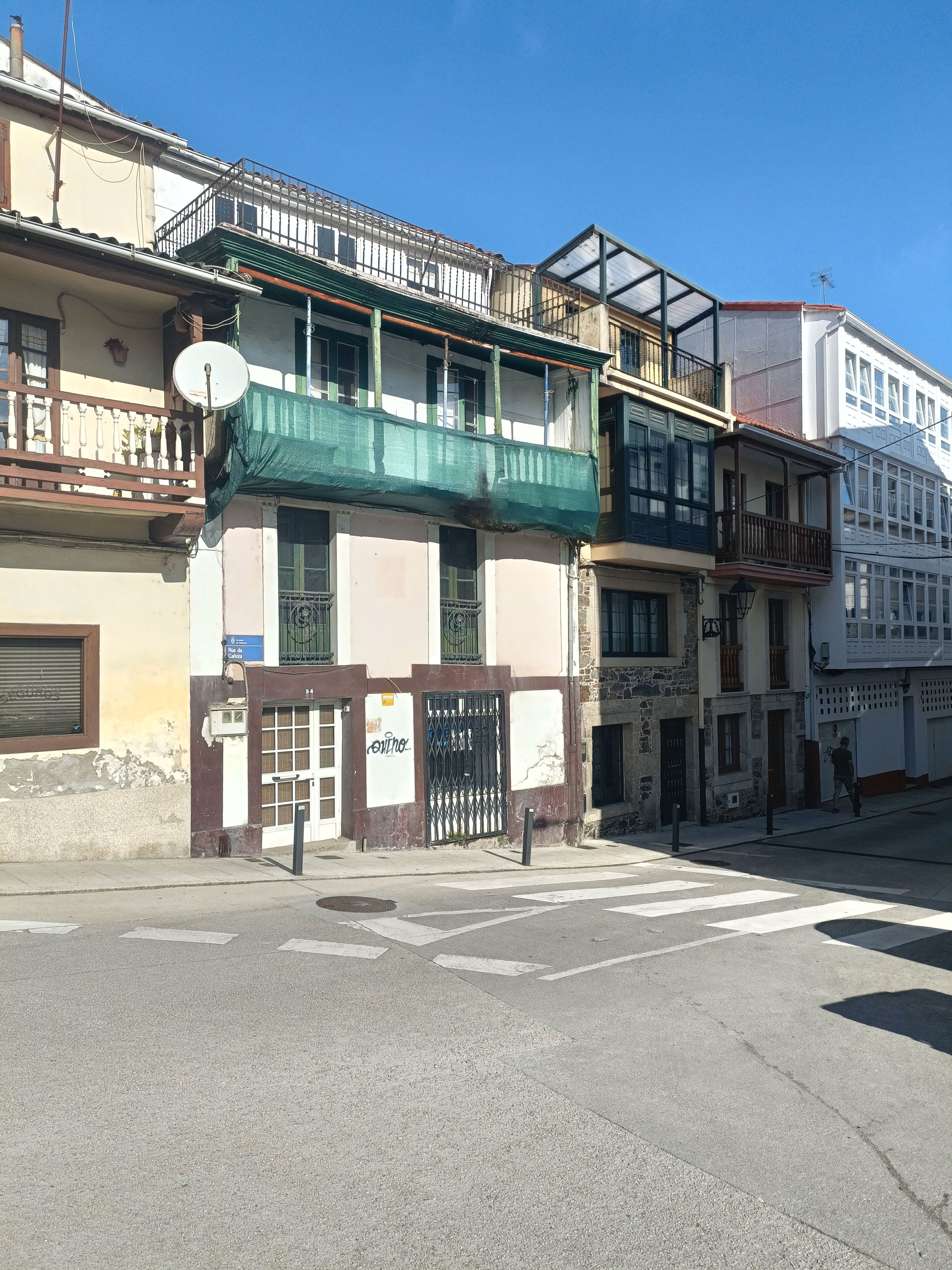 Vista exterior de Casa adosada en venda en Betanzos amb Terrassa i Balcó