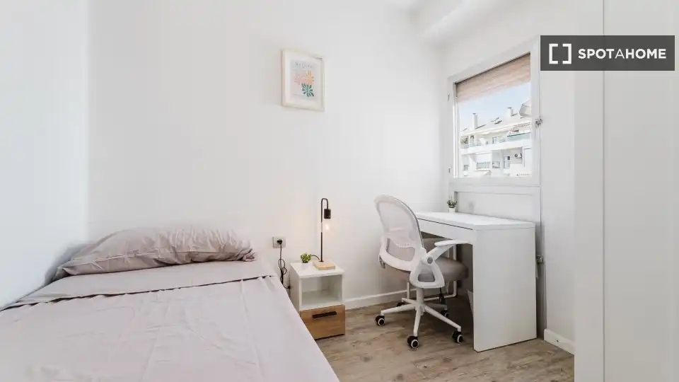 Habitación de Piso de alquiler en Valencia con Aire acondicionado, Calefacción y Amueblado