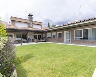 Vista exterior de Casa o xalet en venda en Boadilla del Monte amb Aire condicionat, Terrassa i Piscina