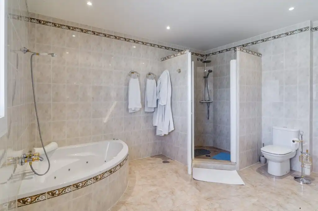 Bany de Casa o xalet en venda en Mijas amb Aire condicionat, Calefacció i Jardí privat
