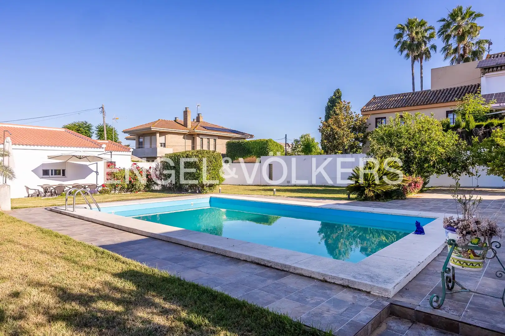 Swimming pool of Houses for sale in Valencina de la Concepción  with Air Conditioner, Heating and Private garden