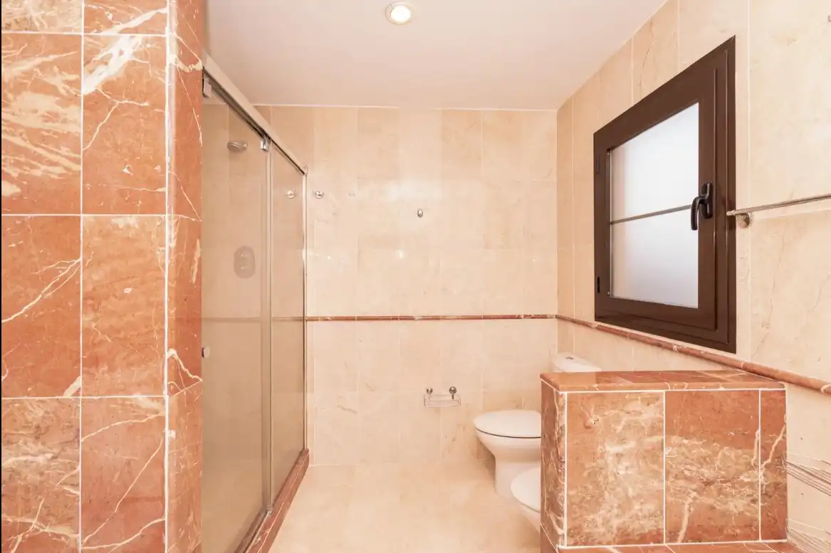 Bany de Apartament en venda en Estepona amb Aire condicionat, Calefacció i Jardí privat