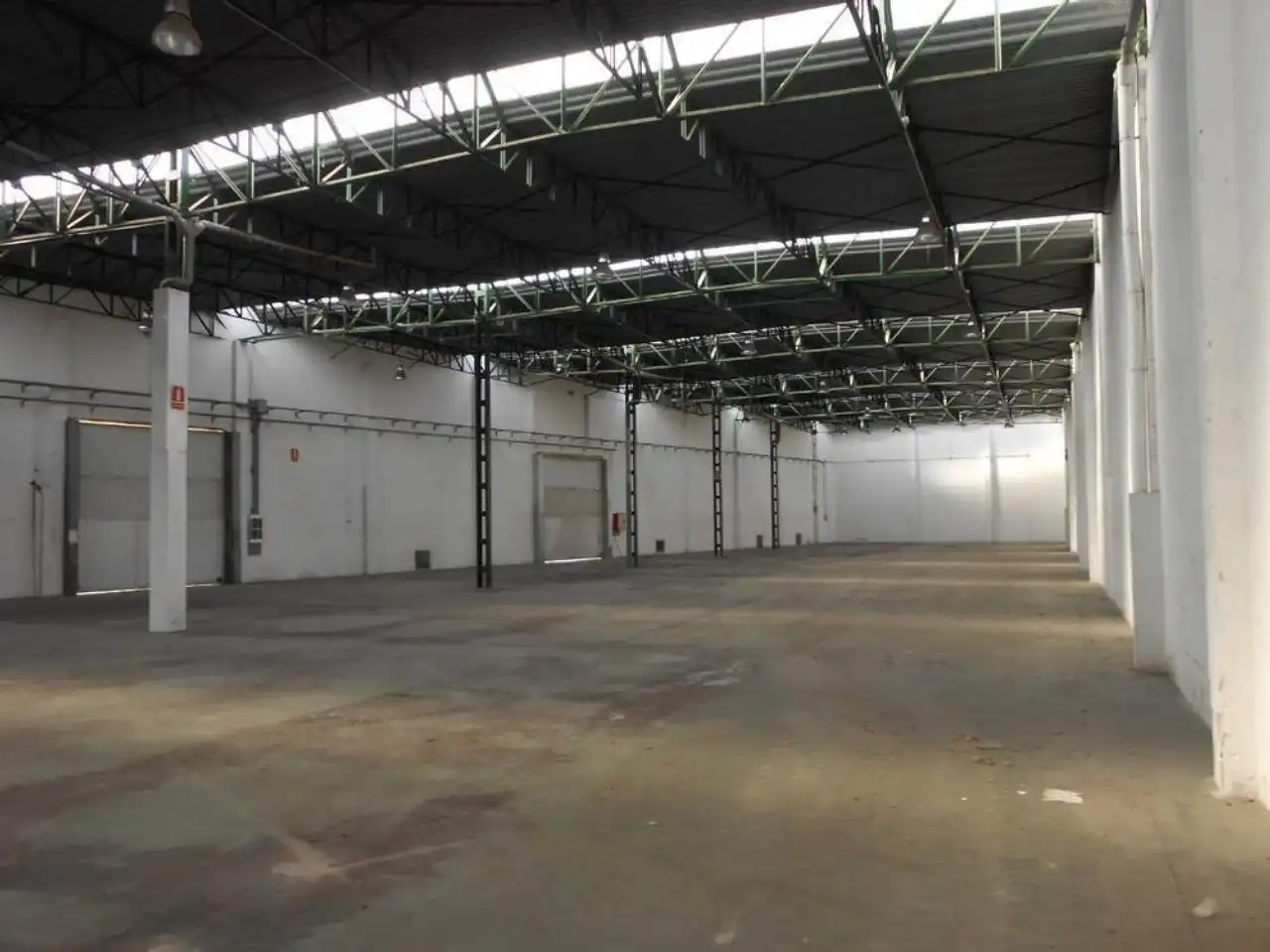 Industrial building to rent in N-2