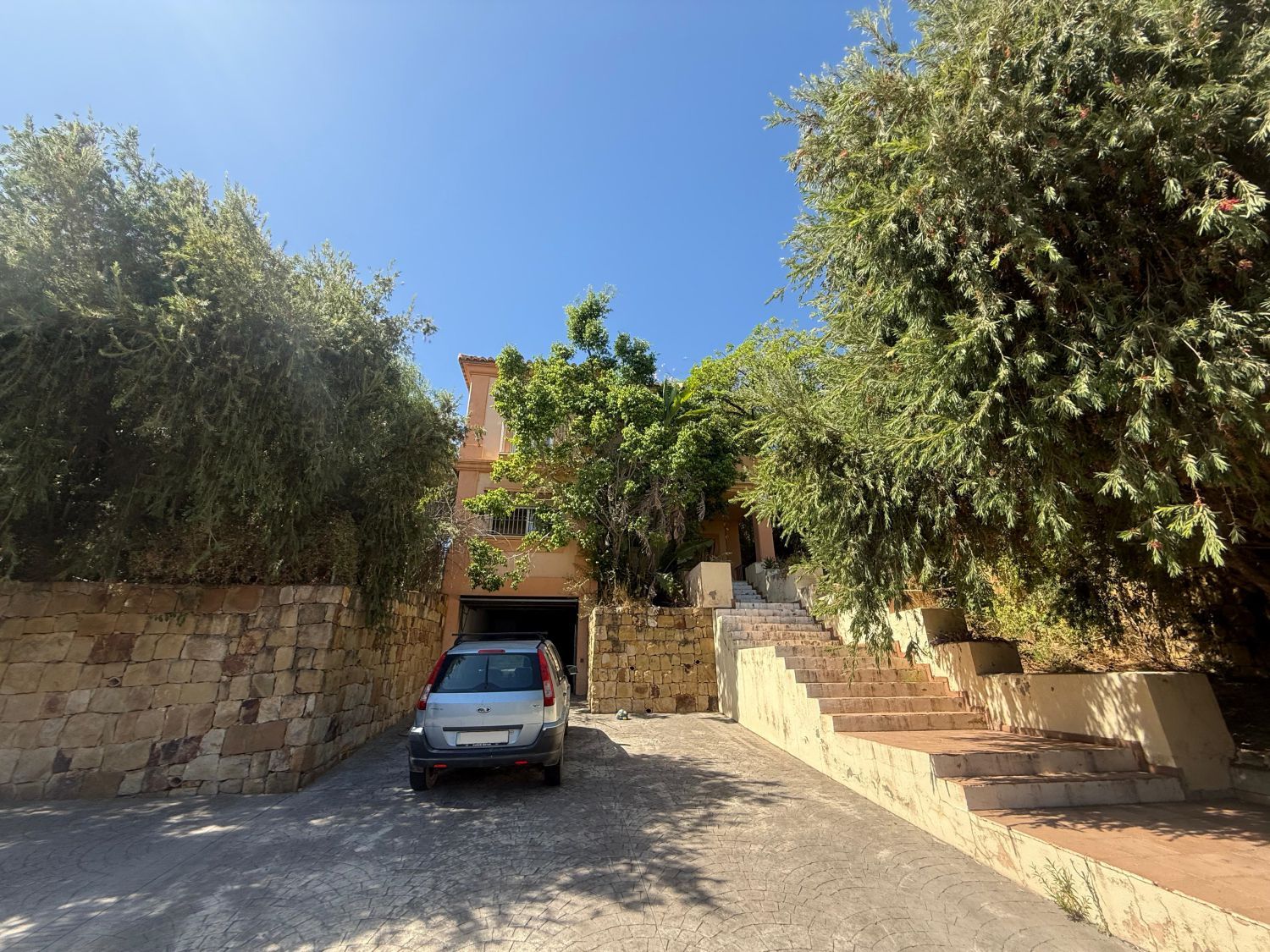 Vista exterior de Casa o xalet en venda en Marbella amb Calefacció, Jardí privat i Terrassa