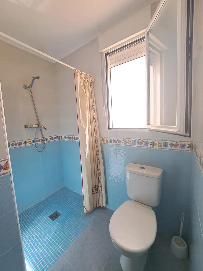 Baño de Casa adosada en venta en Requena con Calefacción, Terraza y Trastero
