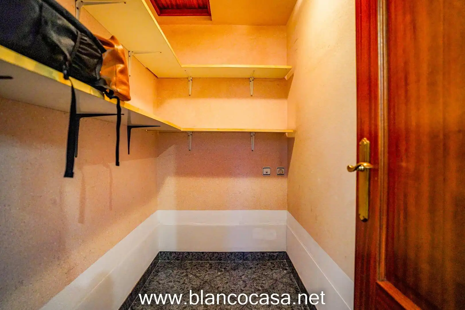 Commercial properties for rent in A Laracha    with Furnished