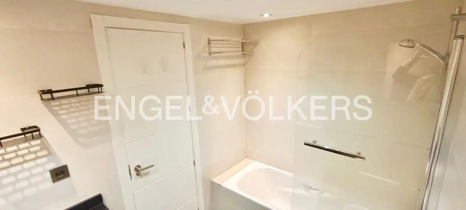 Baño de Piso de alquiler en Madrid con Calefacción, Terraza y Piscina