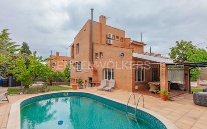 Vista exterior de Casa o xalet en venda en Sant Cugat del Vallès amb Aire condicionat, Calefacció i Jardí privat