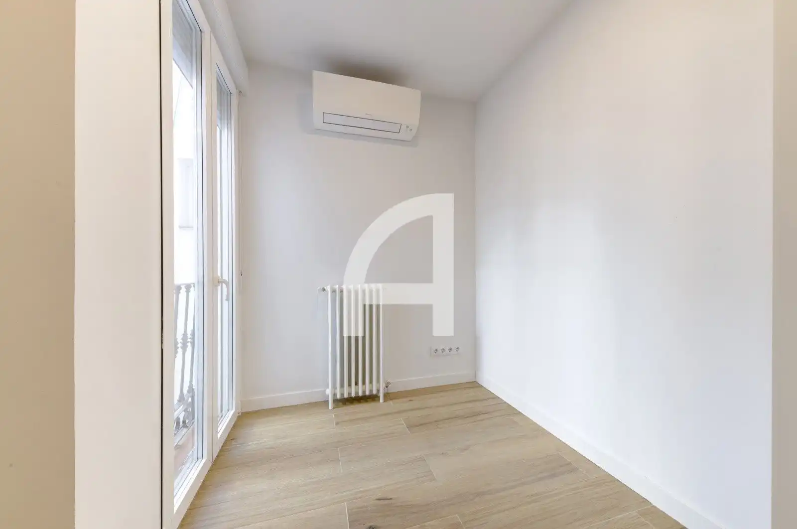 Schlafzimmer von Dachboden zur Miete in Madrid mit Klimaanlage, Heizung und Terrasse