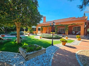 Villa mit Garten zum Verkauf in Casco Urbano