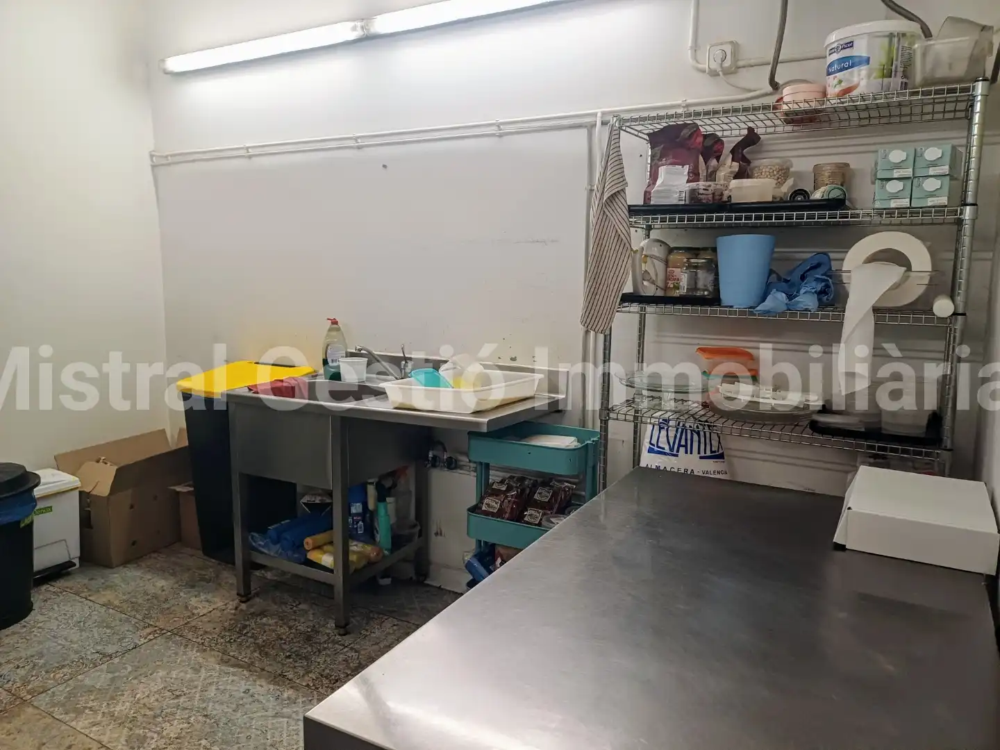 Business premises for transfer in Sants - Montjuïc, imagen 3