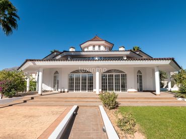 Villa mit Pool zum Verkauf in Pueblo - Urbanizaciones