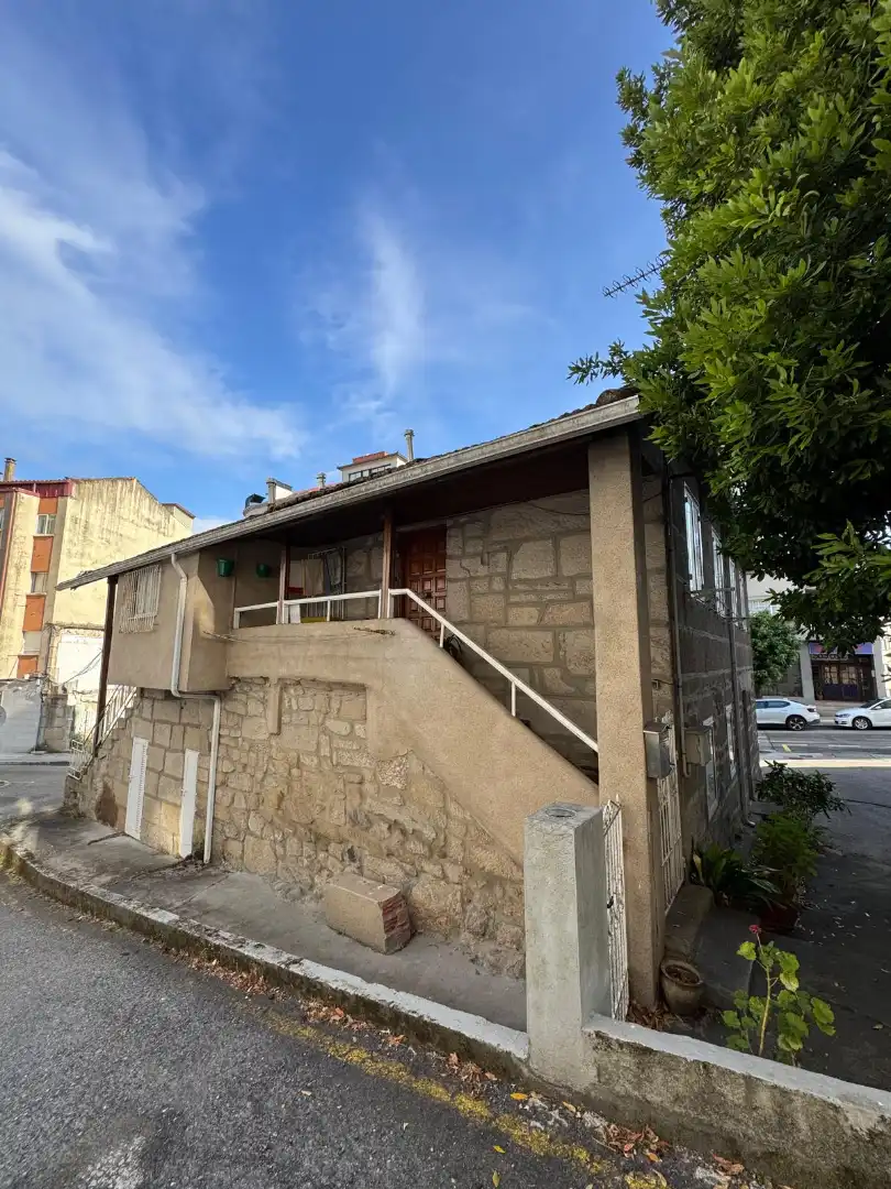Vista exterior de Casa o xalet en venda en Pontevedra Capital  amb Jardí privat, Traster i Moblat