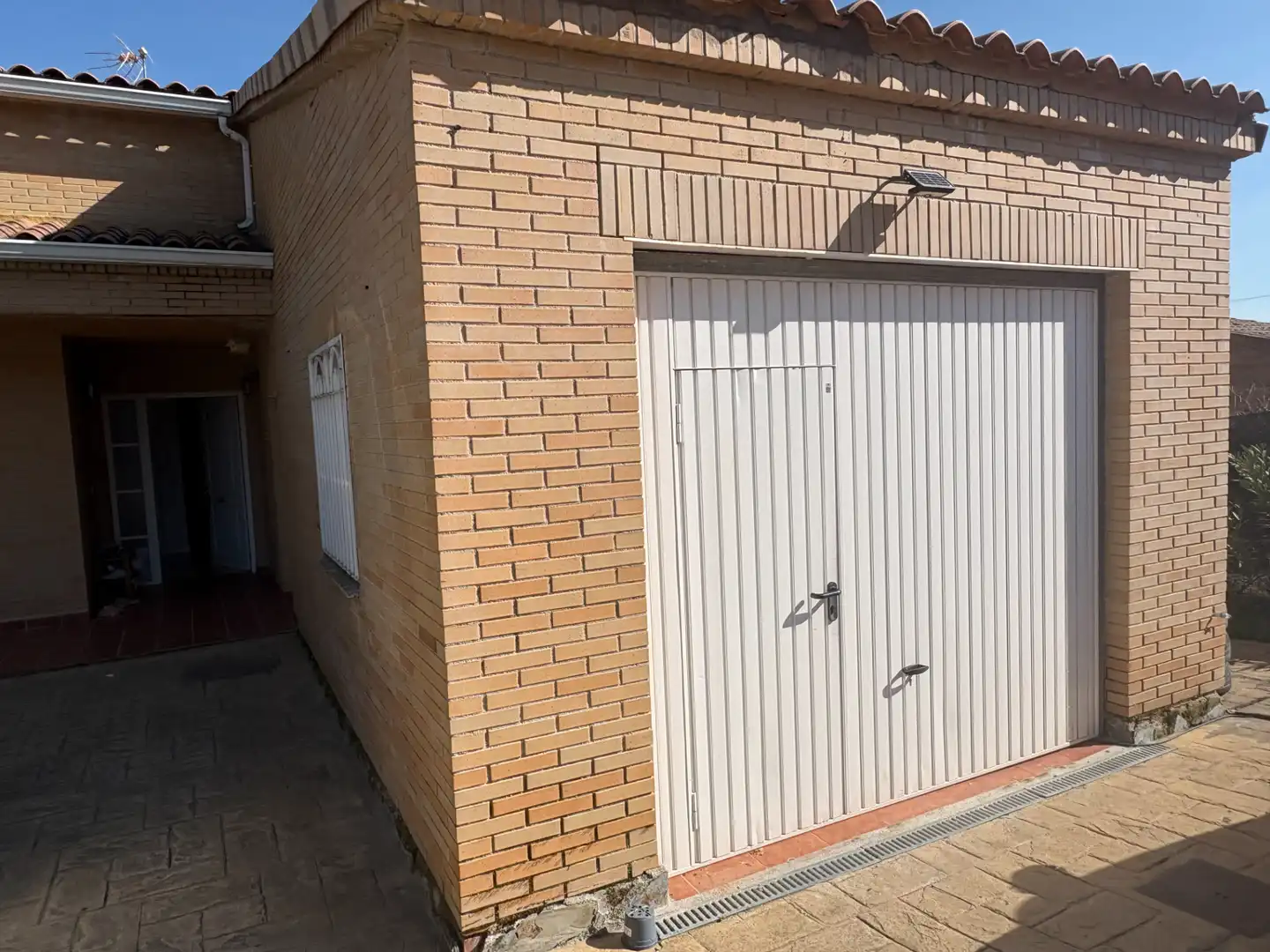 Exterior view of Houses for sale in El Viso de San Juan  with Air Conditioner, Private garden and Parquet flooring