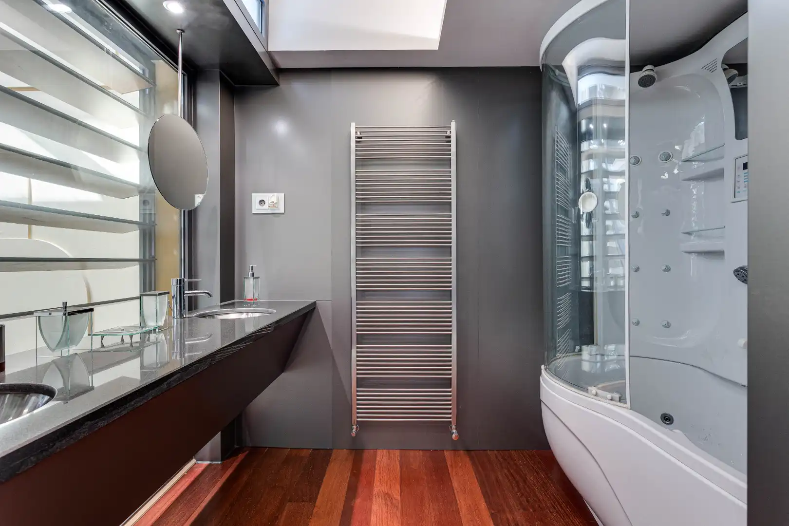 Baño de Casa adosada en venta en Barcelona con Aire acondicionado, Calefacción y Jardín privado