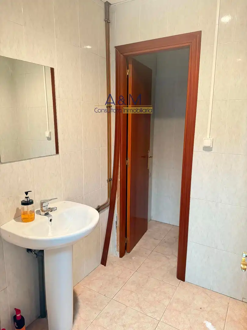 Badezimmer von Fabrikhallen zum Verkauf in Aldeamayor de San Martín mit Heizung