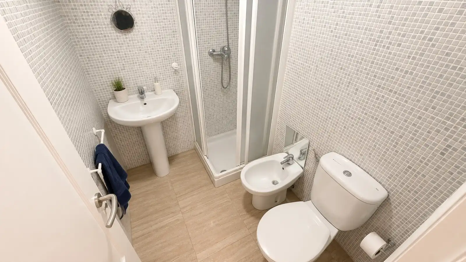 Bathroom of Flat for sale in Guardamar del Segura  with Terrace, Swimming Pool and Furnished