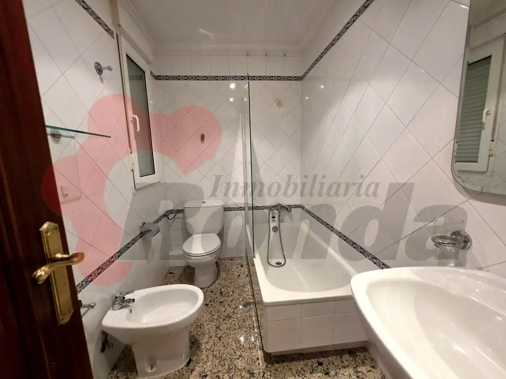 Badezimmer von Wohnung zur Miete in Lugo mit Möbliert