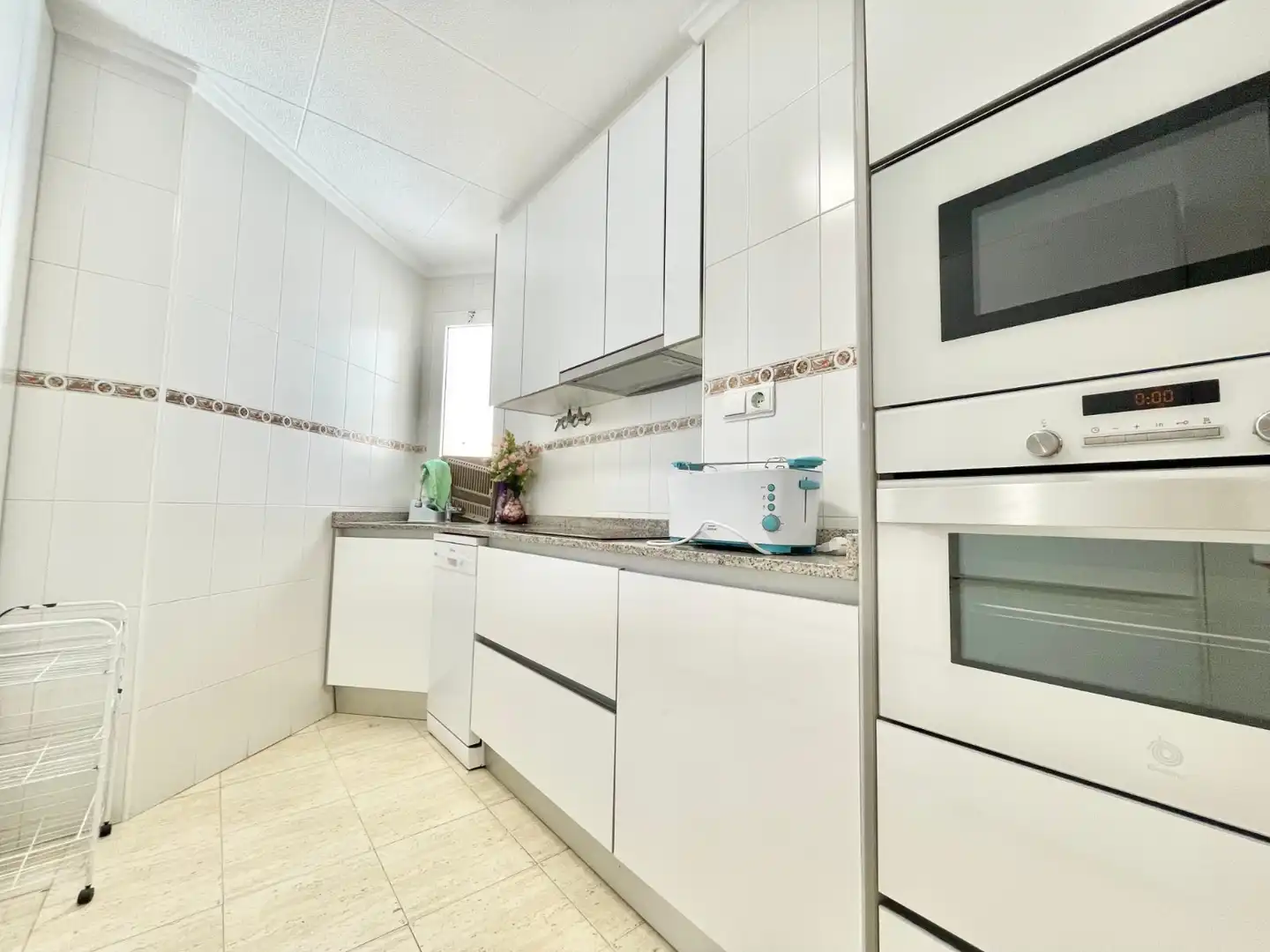 Cuina de Apartament de lloguer en Torrevieja amb Calefacció, Terrassa i Piscina