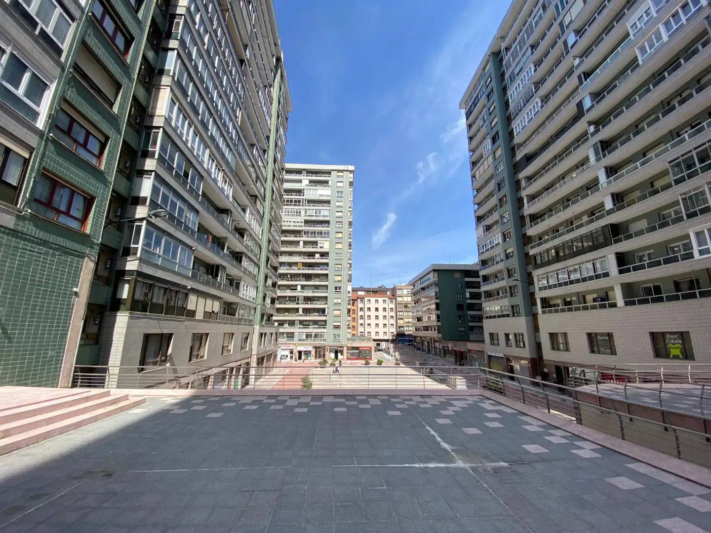 Vista exterior de Piso de alquiler en Bilbao  con Calefacción, Terraza y Amueblado